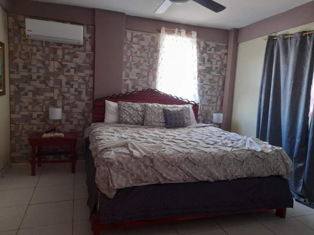 La Delphina Bed And Breakfast Bar And Grill La Ceiba Buitenkant foto