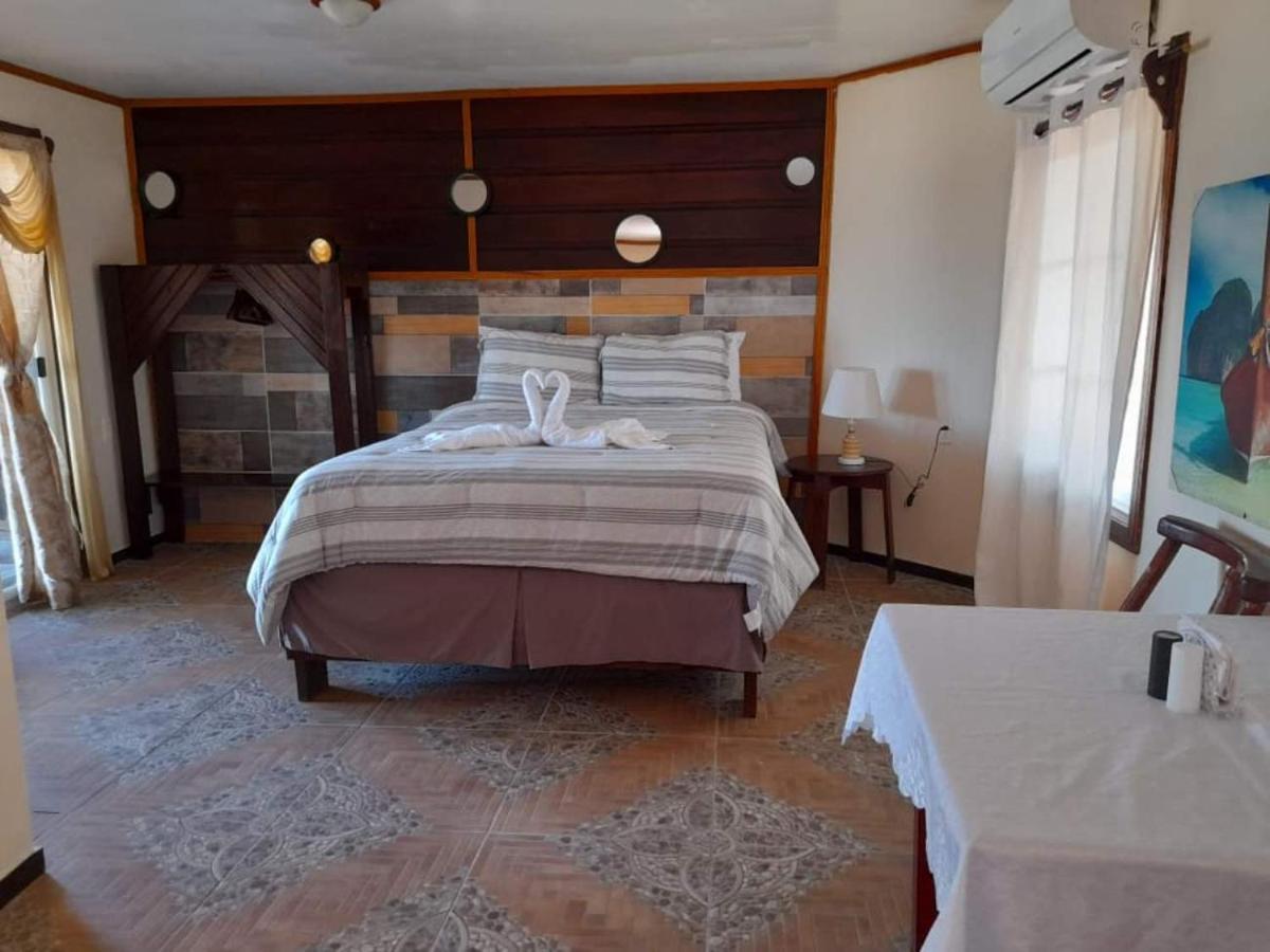 La Delphina Bed And Breakfast Bar And Grill La Ceiba Buitenkant foto