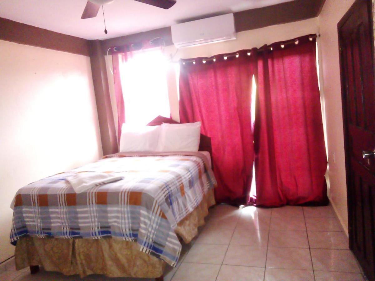 La Delphina Bed And Breakfast Bar And Grill La Ceiba Buitenkant foto