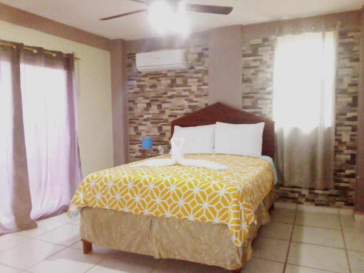 La Delphina Bed And Breakfast Bar And Grill La Ceiba Buitenkant foto