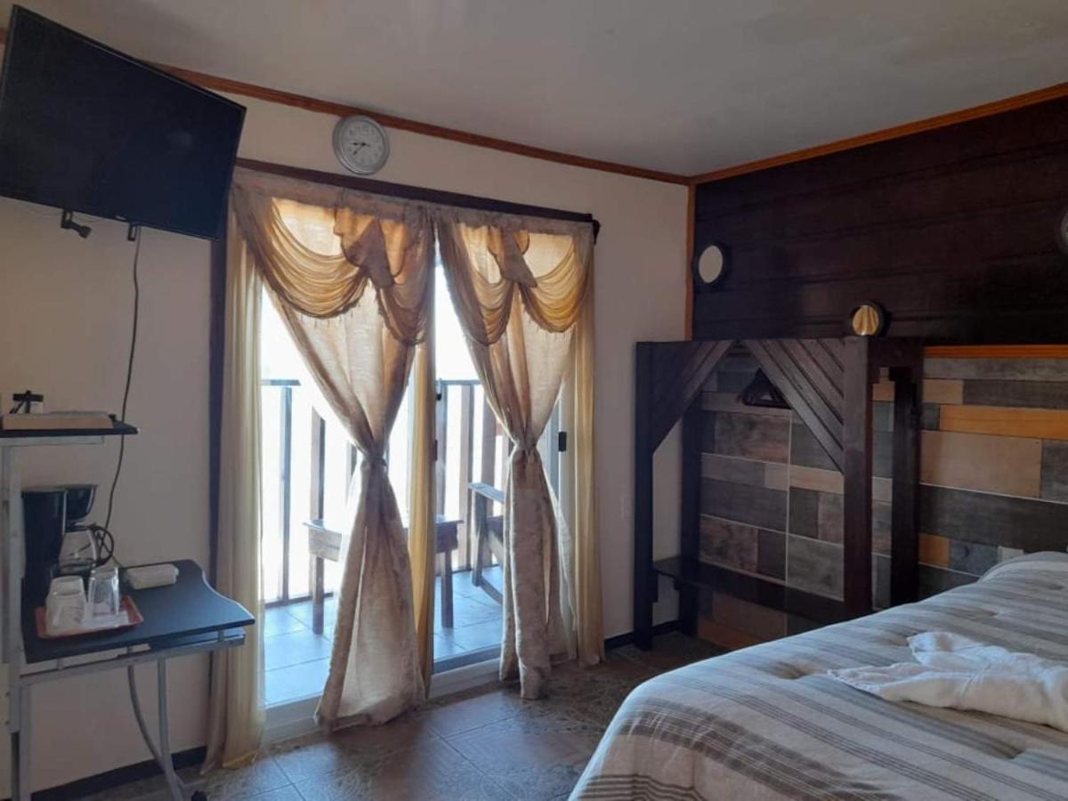 La Delphina Bed And Breakfast Bar And Grill La Ceiba Buitenkant foto