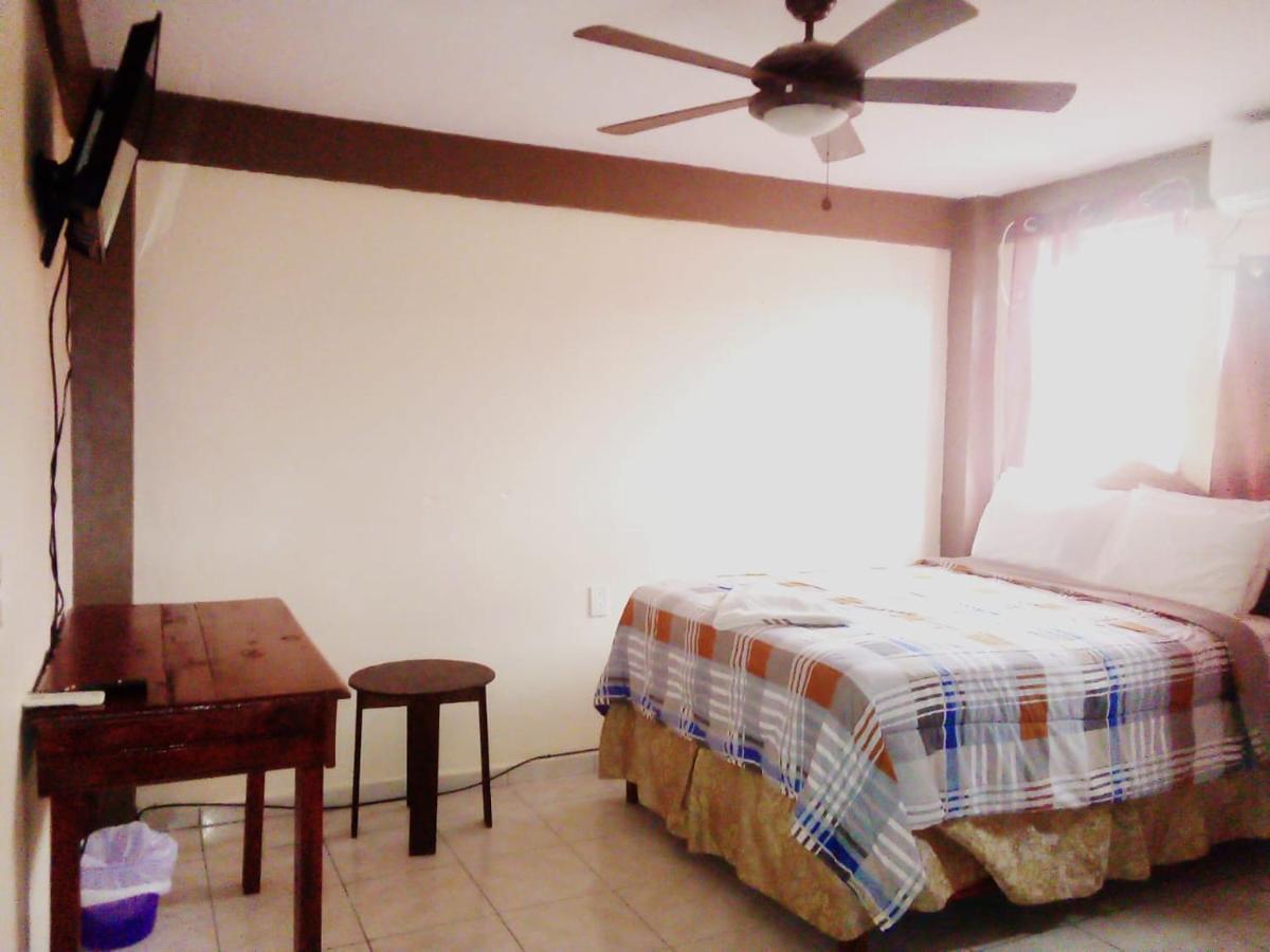 La Delphina Bed And Breakfast Bar And Grill La Ceiba Buitenkant foto