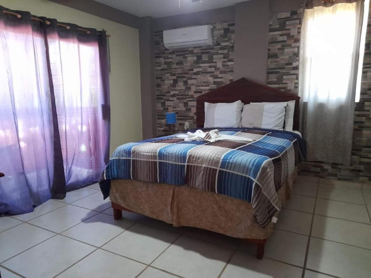 La Delphina Bed And Breakfast Bar And Grill La Ceiba Buitenkant foto