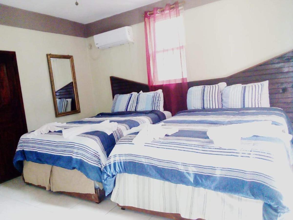La Delphina Bed And Breakfast Bar And Grill La Ceiba Buitenkant foto