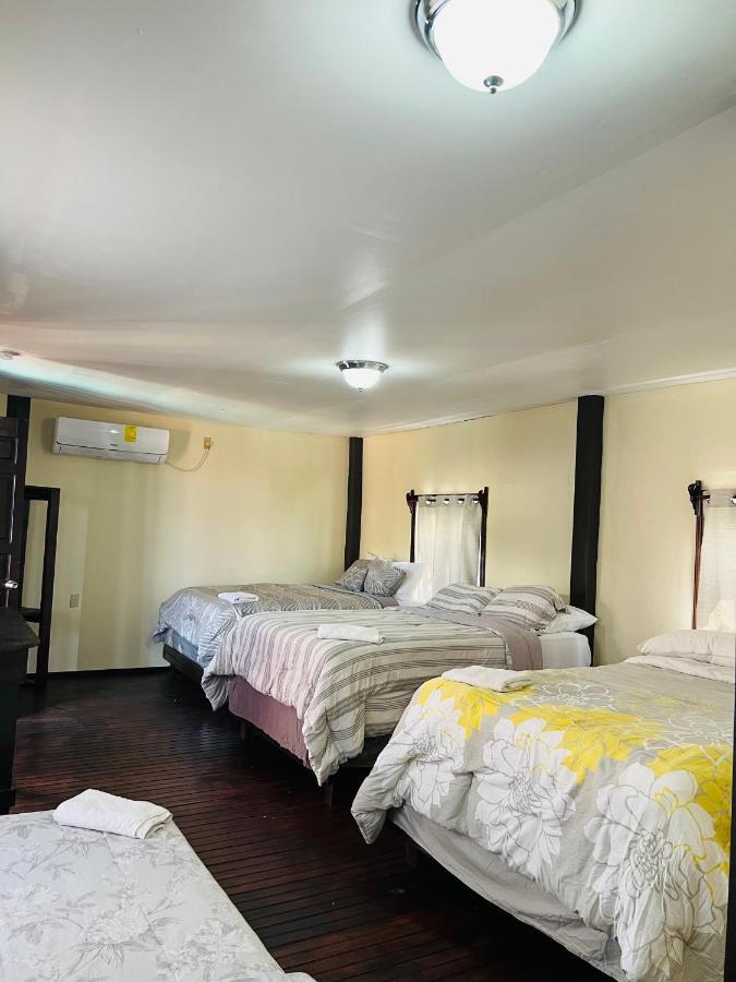 La Delphina Bed And Breakfast Bar And Grill La Ceiba Buitenkant foto
