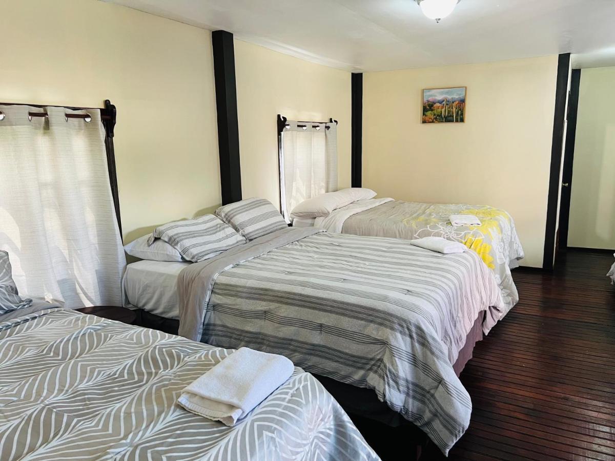 La Delphina Bed And Breakfast Bar And Grill La Ceiba Buitenkant foto