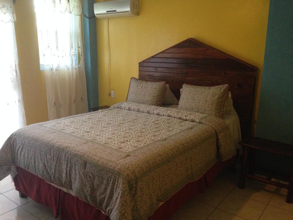 La Delphina Bed And Breakfast Bar And Grill La Ceiba Buitenkant foto