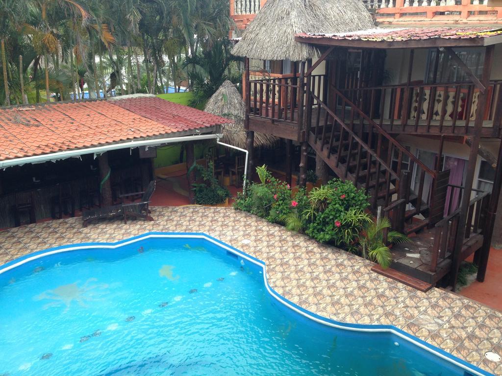 La Delphina Bed And Breakfast Bar And Grill La Ceiba Buitenkant foto
