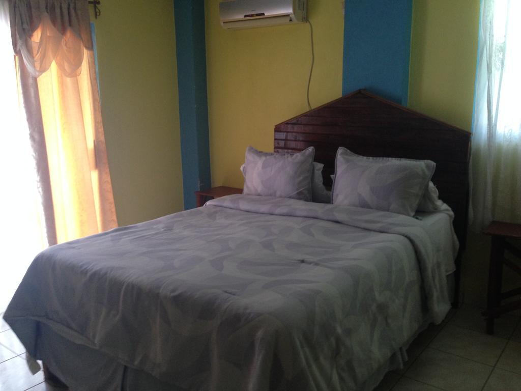 La Delphina Bed And Breakfast Bar And Grill La Ceiba Buitenkant foto