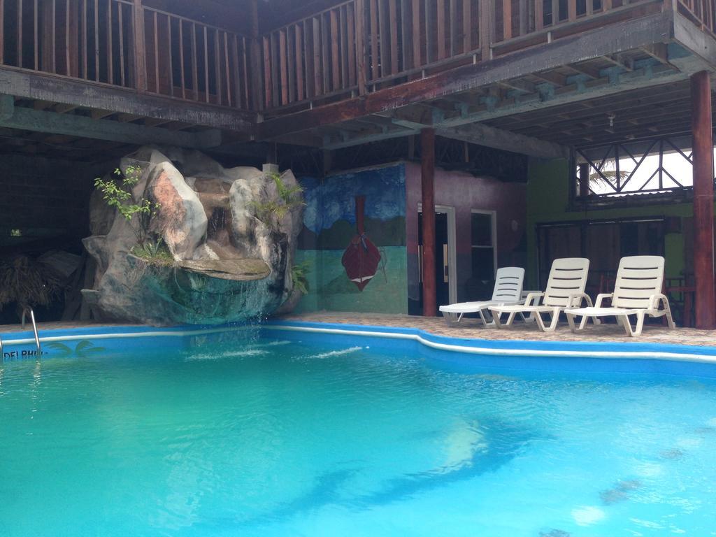 La Delphina Bed And Breakfast Bar And Grill La Ceiba Buitenkant foto