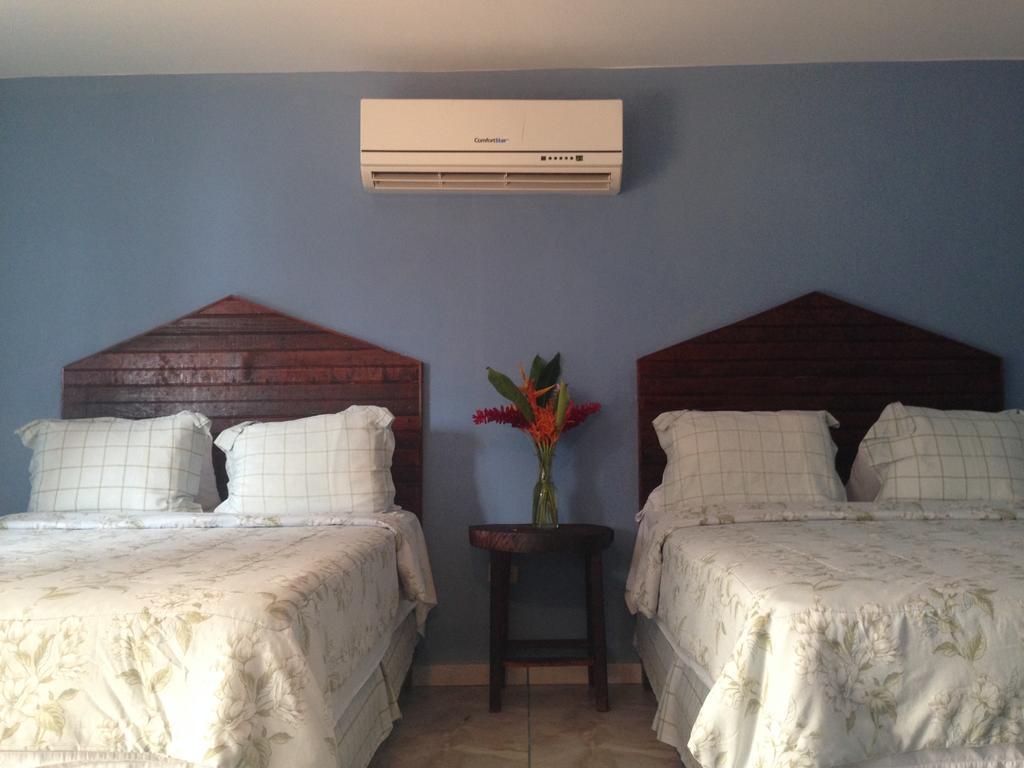 La Delphina Bed And Breakfast Bar And Grill La Ceiba Buitenkant foto