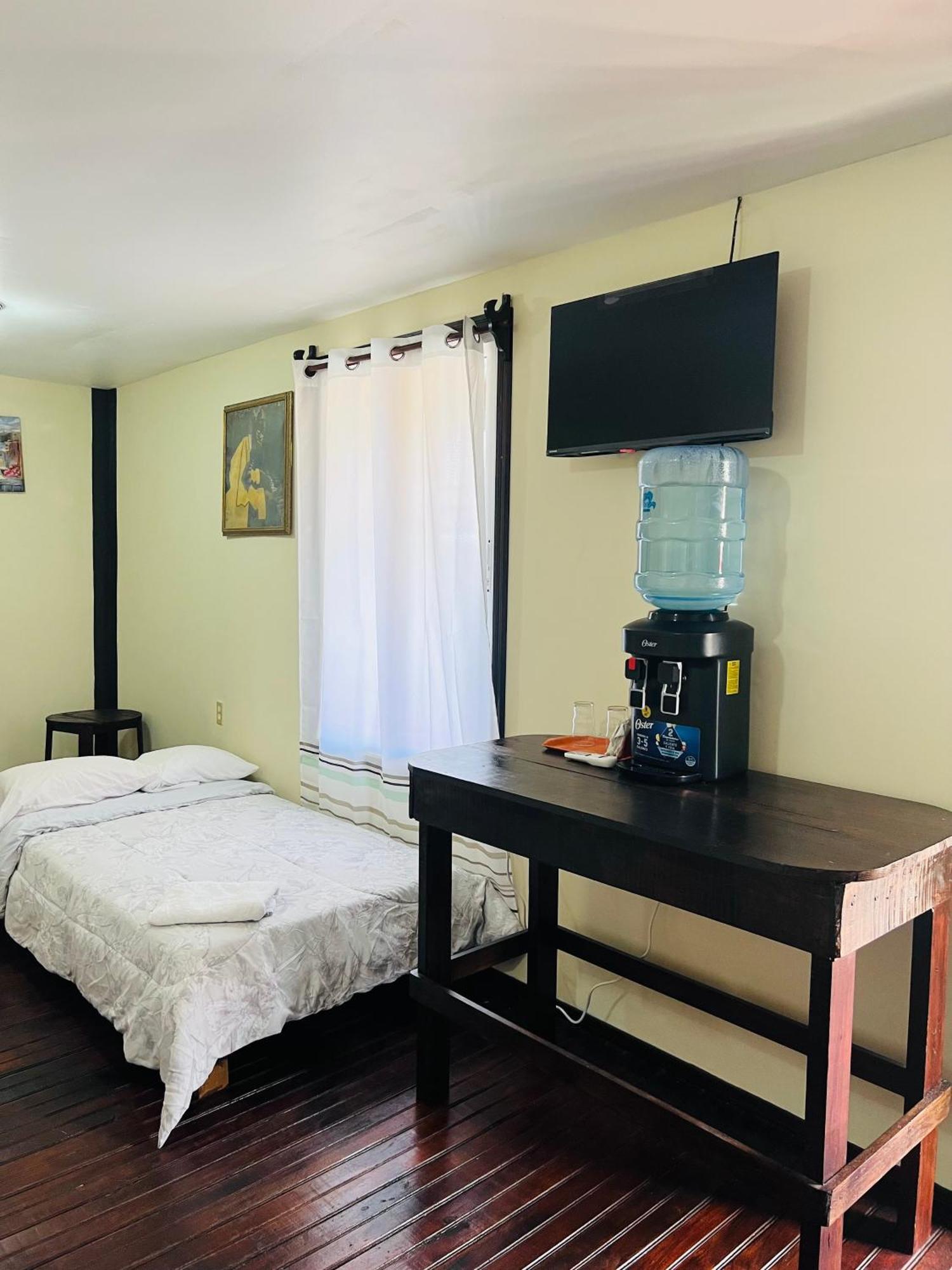 La Delphina Bed And Breakfast Bar And Grill La Ceiba Buitenkant foto