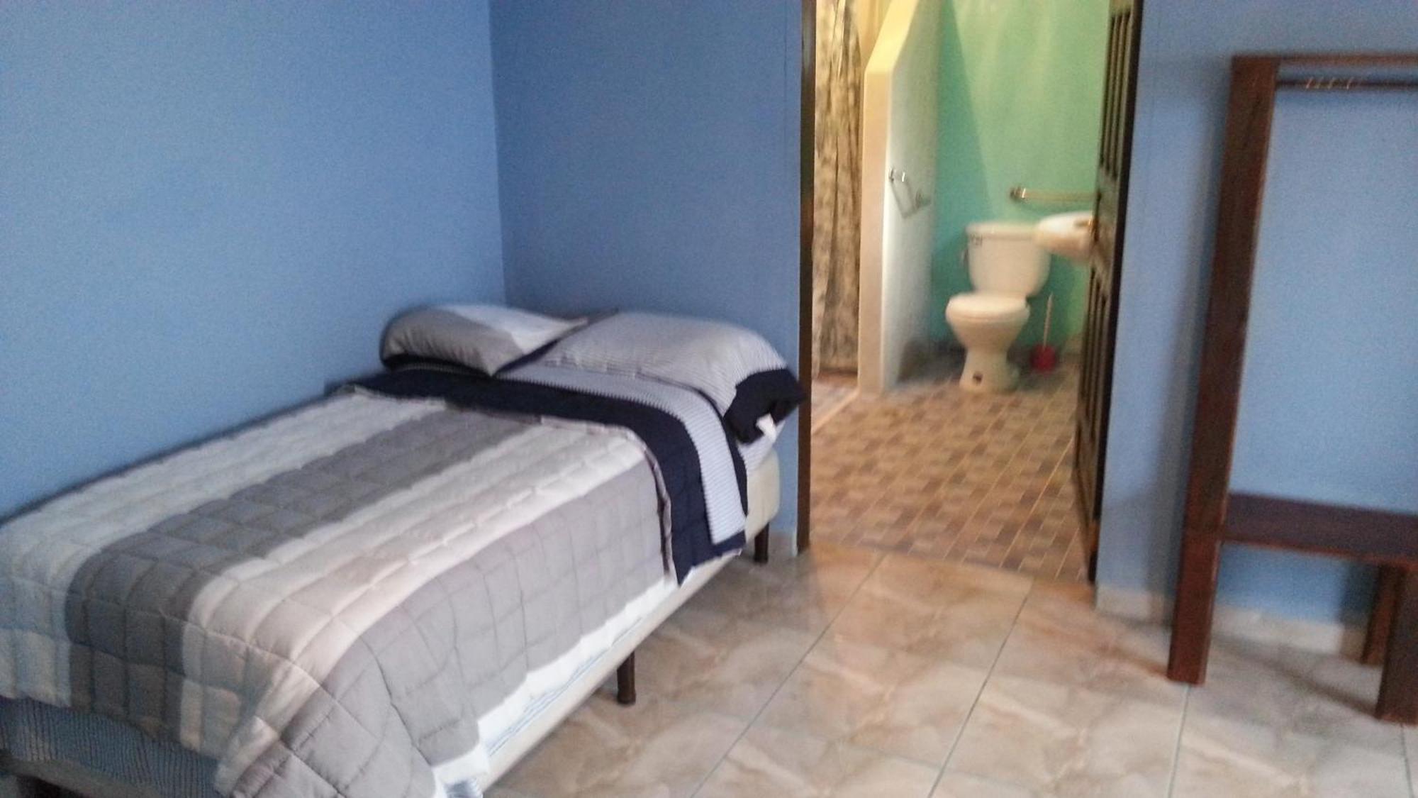 La Delphina Bed And Breakfast Bar And Grill La Ceiba Kamer foto