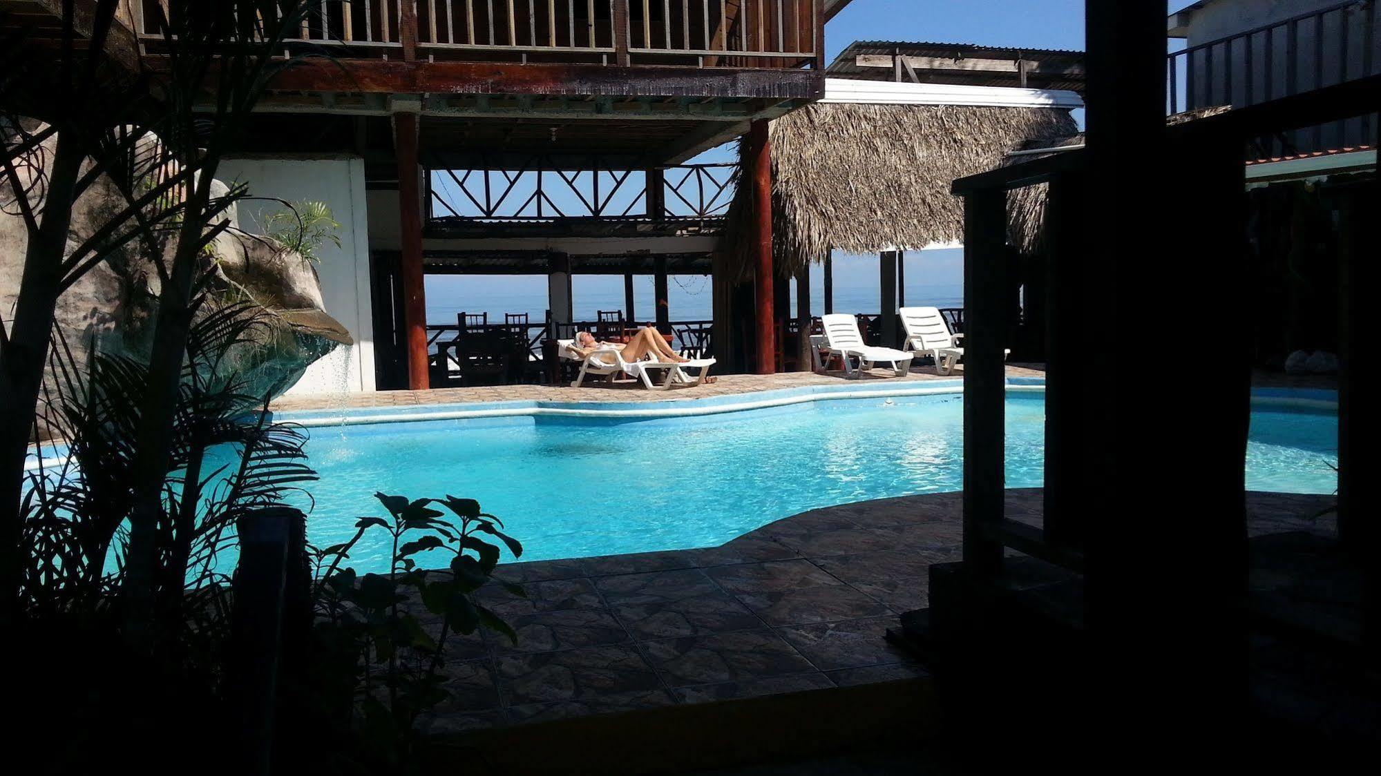 La Delphina Bed And Breakfast Bar And Grill La Ceiba Buitenkant foto